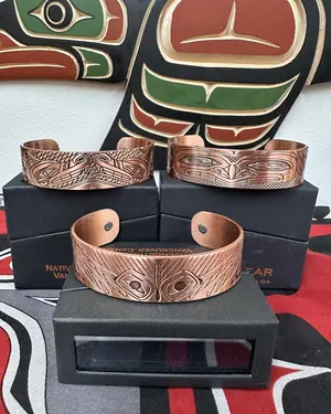 Bracelets en cuivre à motifs autochtones