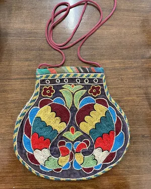 Sac à main perlé à motif floral