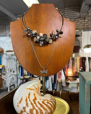 Collier perlé sur présentoir en bois