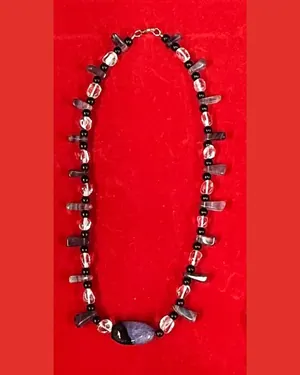 Collier de perles noires et transparentes