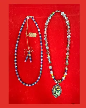 Colliers de perles de verre et boucles assorties
