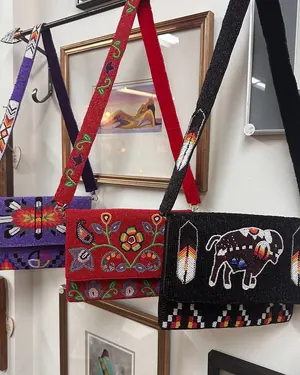 Sacs à bandoulière ornés de perles autochtones