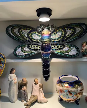 Libellule murale en mosaïque