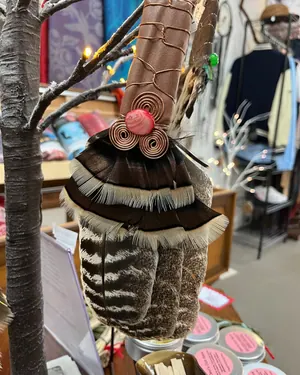 Sculpture de plumes et de perles