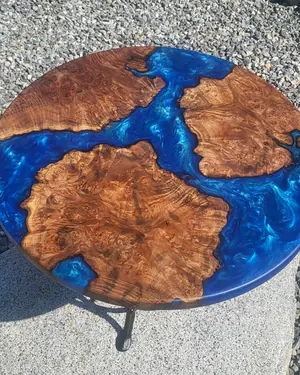 Table en loupe de bois et résine bleue