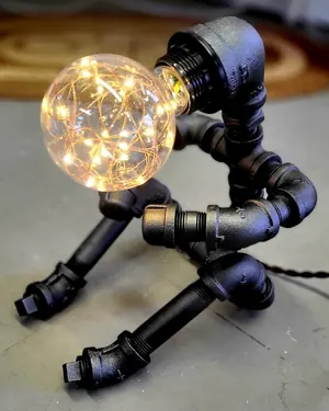 Lampe en tuyaux à ampoule globe