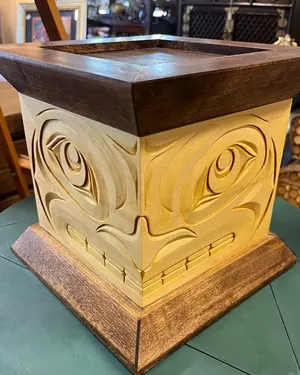 Boîte en cèdre sculptée