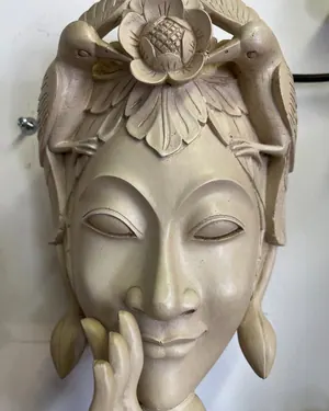 Masque mural au visage serein