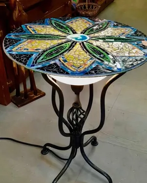 Plateau de table en mosaïque fleurie