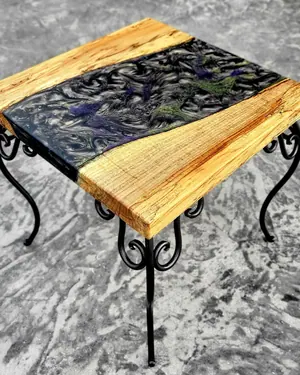 Table en bois brut et résine