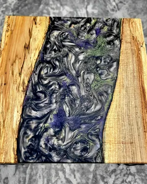 Planche en bois brut à rivière de résine